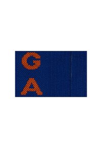 Tessuto lavorato a maglia blu con ricami arancioni delle lettere "G", "A" e "A". La texture è liscia e presenta un motivo uniforme.