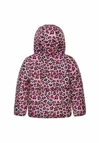 Chaqueta tipo puff con capucha, hecha de tejido brillante, con un patrón de leopardo en rosa y negro y textura acolchada.