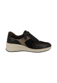 Sneaker nero e marrone con materiali in pelle e scamosciato, chiusura a zip e suola bianca imbottita con dettagli testurizzati.