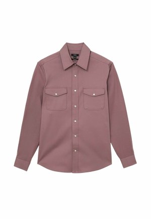 Langærmet mauve skjorte med metaltryklåse, to frontlommer med klap og en spidset krave, vist på en hvid baggrund.