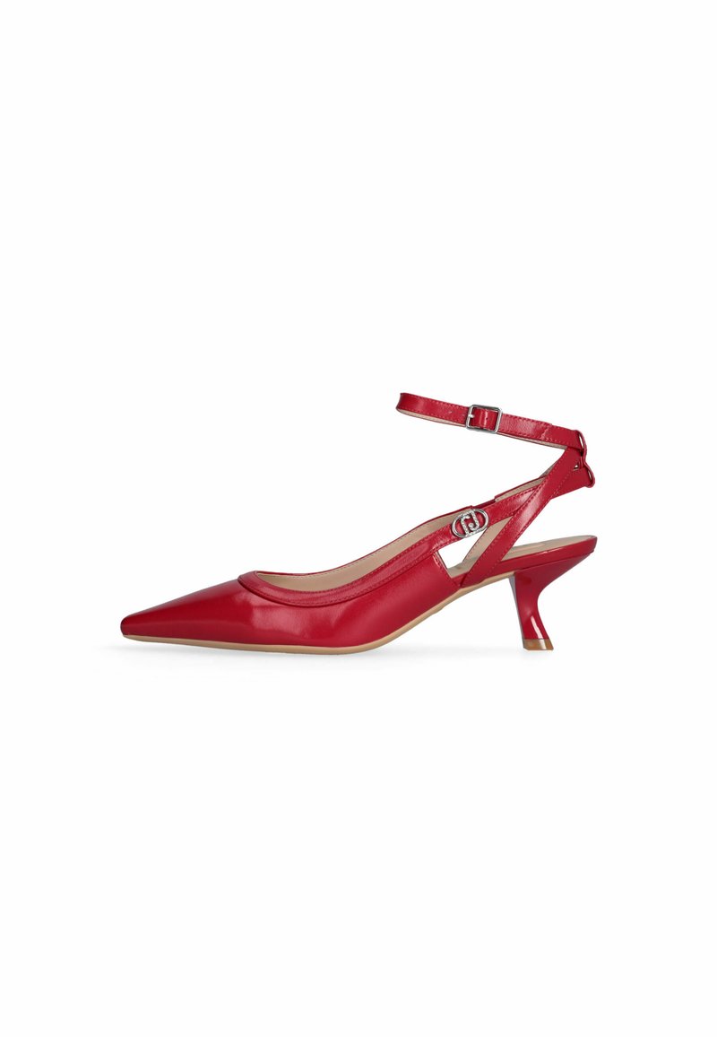 Décolletée slingback rossa in pelle con punta a punta, cinturino alla caviglia e tacco kitten basso. Presenta un design con ritaglio vicino al tallone.