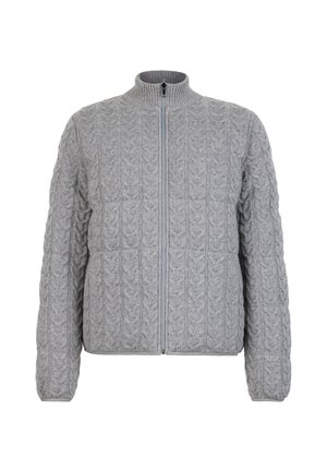 Lysegrå kabelstrikket cardigan med lynlås, ribdet krave og lange ærmer, vist fladt mod hvid baggrund.