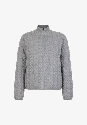 Lysegrå kabelstrikket cardigan med lynlås, ribdet krave og lange ærmer, vist fladt mod hvid baggrund.