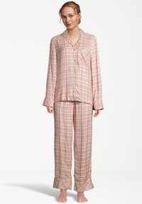 Lichte, geruite pyjama's van een zachte stof, met een knoopshirt met een zak en broeken met elastische tailleband, in roze en crèmekleuren.