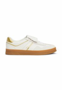 Sneaker bianche in pelle con accenti dorati, una tracolla in velcro e suola in gomma. Presentano un design elegante e dettagli di cucitura testurizzati.