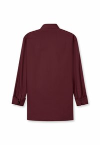 Burgunderfarbendes Langarmhemd mit klassischem Kragen und Knopfmanschetten, mit einer schlichten Textur und einer lockeren Passform. Rückansicht gezeigt.