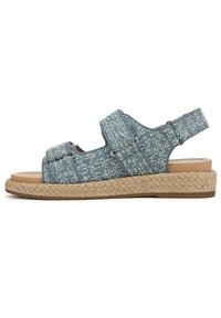 Denimblauwe sandalen met twee brede banden, jute-wikkelde wigzool en open teen ontwerp. Voorzien van een textuurstof en een verstelbare achterband.