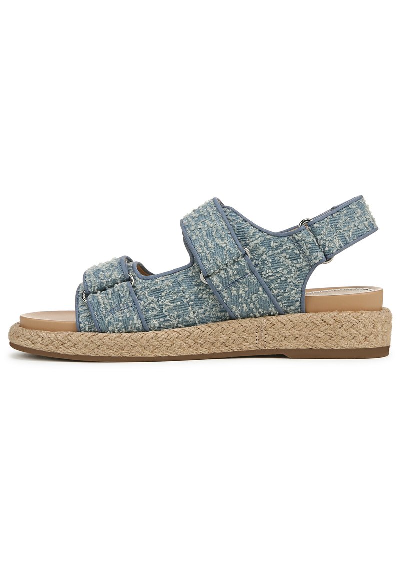 Denimblauwe sandalen met twee brede banden, jute-wikkelde wigzool en open teen ontwerp. Voorzien van een textuurstof en een verstelbare achterband.