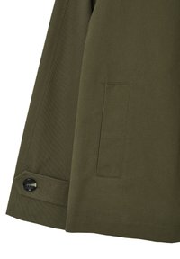 Veste vert olive avec un détail de bouton au niveau des poignets et une poche latérale, fabriquée dans un tissu lisse et texturé.