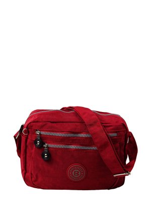 Rote Canvas-Crossbody-Tasche mit mehreren Reißverschlusstaschen, verstellbarem Riemen und runder Logopatch. Glatte Textur und langlebiges Design.