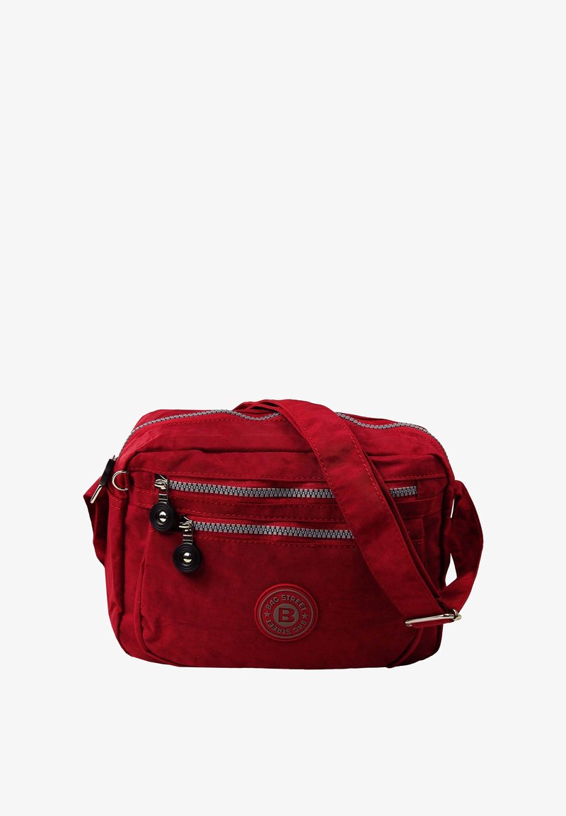Rote Canvas-Crossbody-Tasche mit mehreren Reißverschlusstaschen, verstellbarem Riemen und runder Logopatch. Glatte Textur und langlebiges Design.
