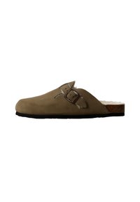 Brune ruskinds-slipper med korkmellemsål, justerbar spænde og blødt struktureret foring. Flad sort ydersål.