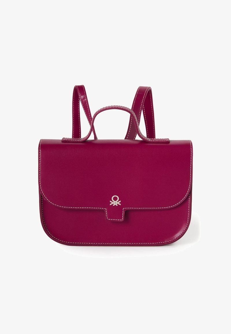 Fuchsiová kožená kabelka s klopou, horní rukojetí a nastavitelnými popruhy. Obsahuje kontrastní bílé prošívání a malé logo.