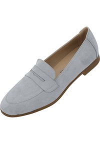 Mocasines de ante gris claro con punta redondeada, que presentan una correa decorativa en el empeine y una suela baja de goma marrón.
