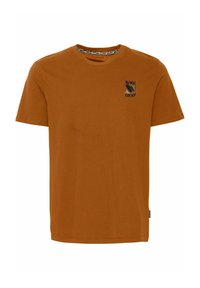 Kortærmet orange T-shirt lavet af bomuld, med et lille broderet design med teksten "BORN LUCKY" på brystet og en rund halsudskæring.