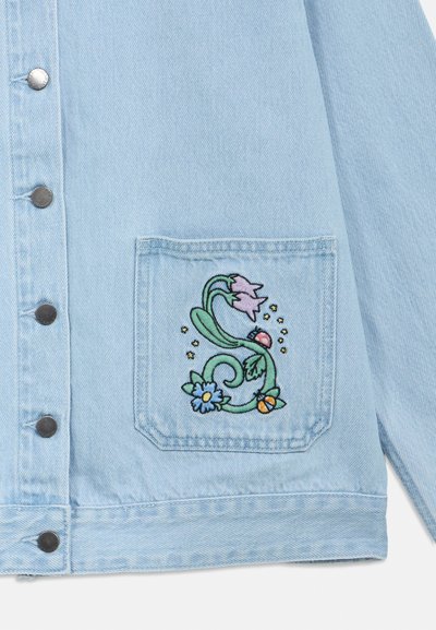 Lyseblå denimjakke med sølvknapper og en frontlomme broderet med grønne vinranker, lyserøde blomster, blå blomst, mariehøns og stjerner.
