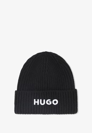 Beanie nero a coste realizzato in materiale lavorato a maglia, con un risvolto che presenta la scritta "HUGO" ricamata in bianco.