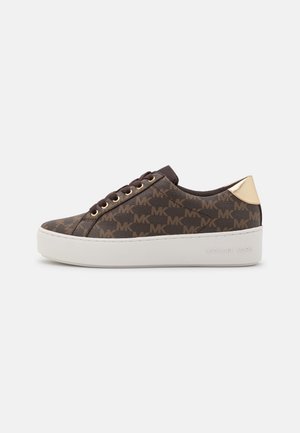 Brązowy designerski sneaker z powtarzającym się wzorem logo "MK", złotym akcentem na pięcie, brązowymi sznurowadłami i grubą białą podeszwą z wytłoczonym napisem "Michael Kors".