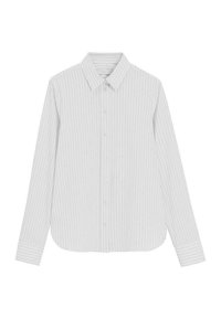 Witte blouse met lange mouwen, knoopsluiting en dunne verticale zwart-witte strepen, plat gelegd op een witte achtergrond.