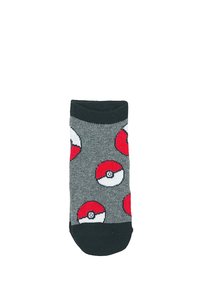 Calcetín de tobillo gris con un patrón de Poké Balls rojas y blancas, con un puño sólido negro. Fabricado con material suave y elástico.