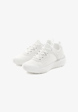 Weiße Sportschuhe mit einem strukturierten Mesh-Obermaterial, Schnürverschluss, gepolstertem Kragen und einer gepolsterten Sohle für Komfort.