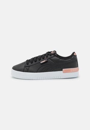 Baskets en cuir noir avec une semelle blanche, présentant des accents roses, une texture lisse et un design à bout rond. Marque élégante sur le côté.