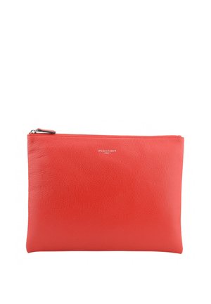 Pochette zippée en cuir rouge avec une surface subtilement texturée et un petit logo de marque argenté centré près du haut.
