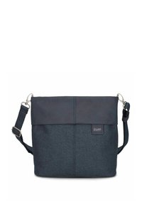 Bolso azul oscuro con una tela texturizada y parte superior de cuero suave. Presenta una correa ajustable y una etiqueta con el logo en el frente. Forma rectangular estándar.