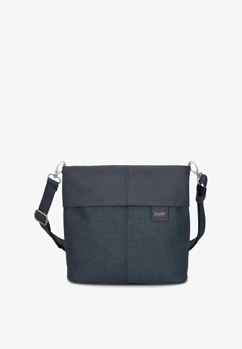 Borsa blu scuro con tessuto testurizzato e parte superiore in pelle liscia. Presenta una tracolla regolabile e un'etichetta con il logo sul davanti. Forma rettangolare standard.