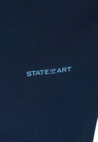Navyblauwe katoenen kledingstuk met het "STATE of ART" logo in lichtblauwe tekst, met een gladde textuur en een eenvoudig, modern ontwerp.