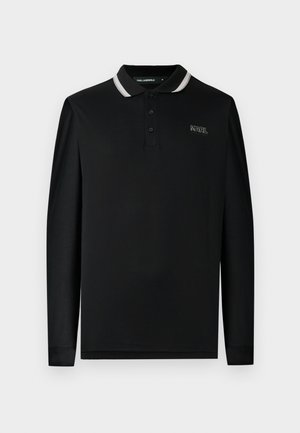 Langærmet sort polo-shirt lavet af bomuld, med en hvid stribet krave og et diskret broderet logo på brystet.