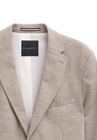 Beige Blazer aus strukturiertem Stoff mit Reverskragen, Brusttasche und einem schwarzen Etikett mit der Aufschrift "bugatti". Innen hat er ein weißes Futter.