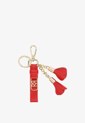 Rode leren sleutelhanger met goudkleurige sluiting, ring en decoratieve dubbele rozenhangers aan gouden kettingen.