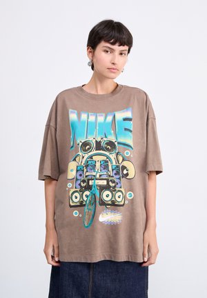 Nike Sportswear TEE - Marškinėliai su spaudiniu - mink brown