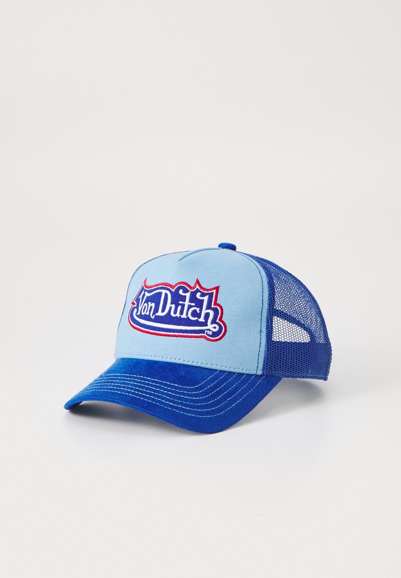 Casquette de camionneur bleue avec un panneau avant bleu clair, côtés en maille, et logo brodé "Von Dutch" en bleu et rouge. Comprend une visière courbée et des coutures.