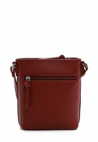 Bolso cruzado de cuero rojo con un acabado texturizado, cierre de cremallera en la parte superior y un bolsillo con cremallera en el exterior. Cuenta con una correa ajustable.