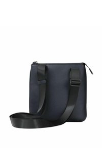 Borsa a tracolla in pelle blu navy con superficie texture. Presenta una chiusura con zip e una tracolla nera regolabile per un trasporto facile.