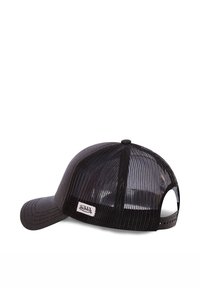 Gorra de camionero negra con una parte frontal de tela sólida y parte trasera de malla. Incluye un cierre a presión ajustable y un parche con el logo en el lateral.