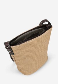 Bolsa de tote de paja tejida con forma estructurada, color marrón claro, acentos de cuero sintético marrón y un bolsillo interior con cremallera.
