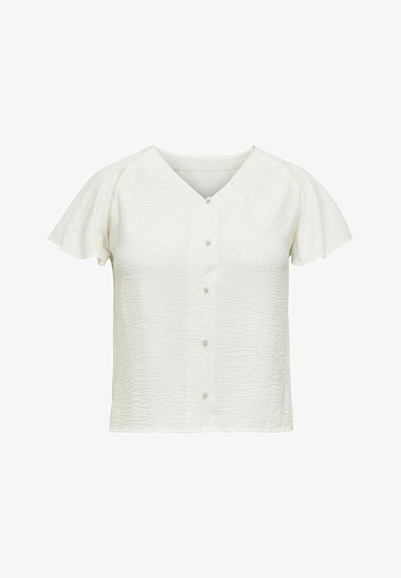 Blouse blanche à manches courtes avec col en V, boutons recouverts de tissu à l'avant, manches volantées et motif subtil en tissu texturé.