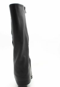 Czarne skórzane botki do kolan z zapięciem na zamek. Posiadają luźny fason, gładką teksturę oraz niski, złożony obcas.
