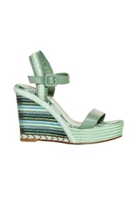 Sandalias verdes de cuña con una correa ancha, tacón tejido texturizado y diseño de rayas multicolores. Correa para el tobillo ajustable con hebilla.