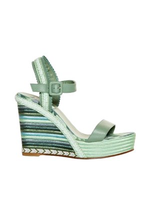 Sandalias verdes de cuña con una correa ancha, tacón tejido texturizado y diseño de rayas multicolores. Correa para el tobillo ajustable con hebilla.