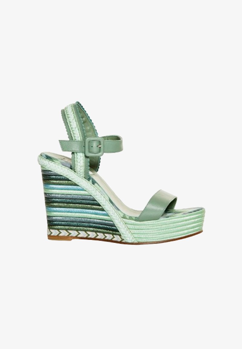 Sandalias verdes de cuña con una correa ancha, tacón tejido texturizado y diseño de rayas multicolores. Correa para el tobillo ajustable con hebilla.