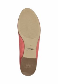 Zapato plano de ante coral con suela de goma texturizada beige, marcada con el logo de la marca y el tamaño. La zona del talón está ligeramente elevada para mayor comodidad.