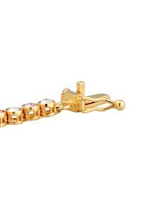 Bracciale d'oro con pietre rotonde, chiare e rosa, dotato di un fermo con chiusura sicura. Texture liscia e finitura lucida in tutto il bracciale.