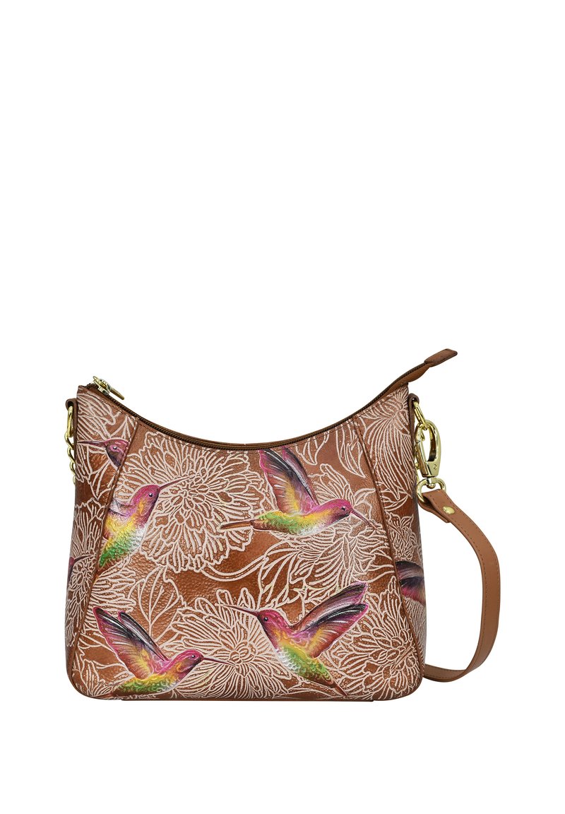 Braune Leder-Schultertasche mit geprägten Blumenmustern und bunten Kolibris. Akzentuiert mit goldfarbener Hardware und verstellbarem Riemen.