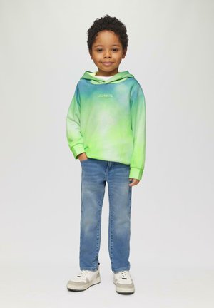 Groene en blauwe gradient hoodie met een voorzak en logo; gecombineerd met lichtblauwe jeans en witte sneakers. Gladde stof en relaxte pasvorm.