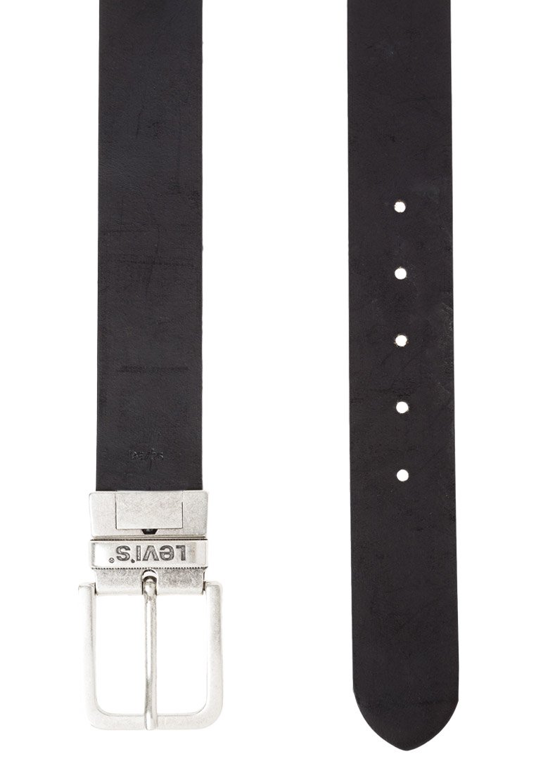 Sort læderbælte med en sølvfarvet metalspænde, der har en rektangulær form og fire justeringshuller langs sin længde.