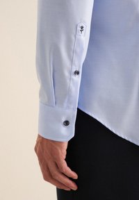 Seidensticker BUSINESS SHAPED - Camicia elegante - light blue